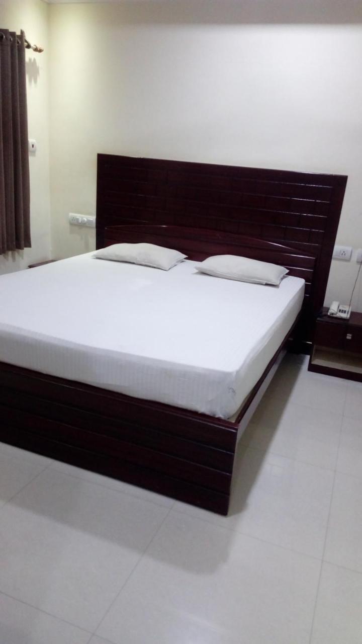 Hotel Suganthi Residency Tiruchirappalli Esterno foto